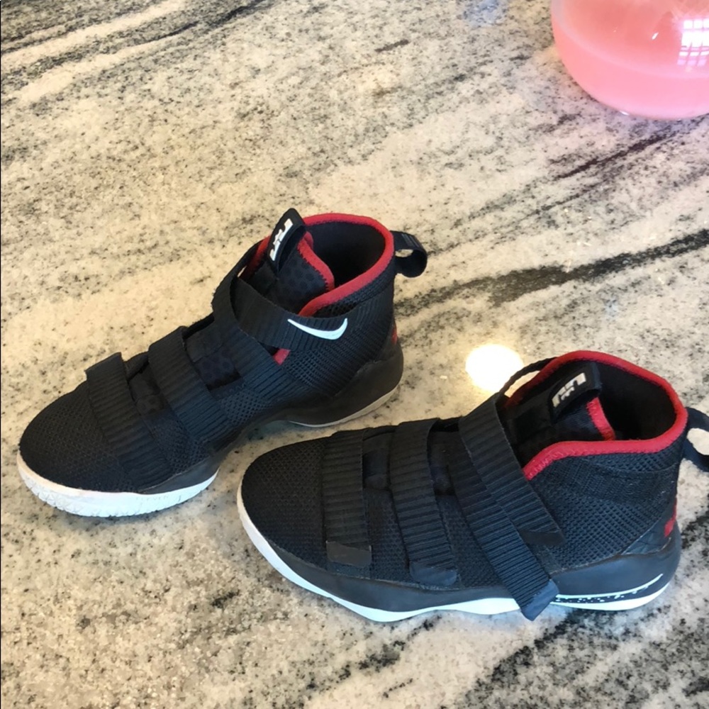 Lebron James Boys size 1 basketball shoes